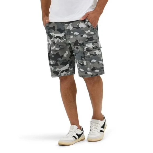 Men's Size 46 Wrangler Camo Cargo Shorts w/Stretch Relaxed Fit 10" Inseam - Picture 1 of 5